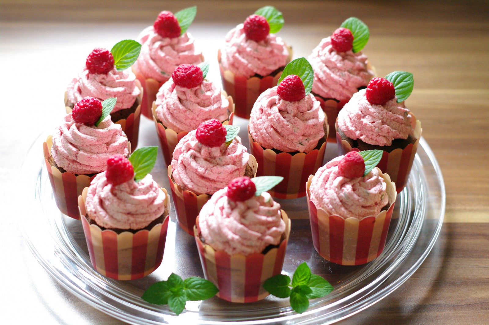 Schokoladen Cupcakes mit Himbeer-Minz-Topping - Cupcakes &amp; Muffins ...